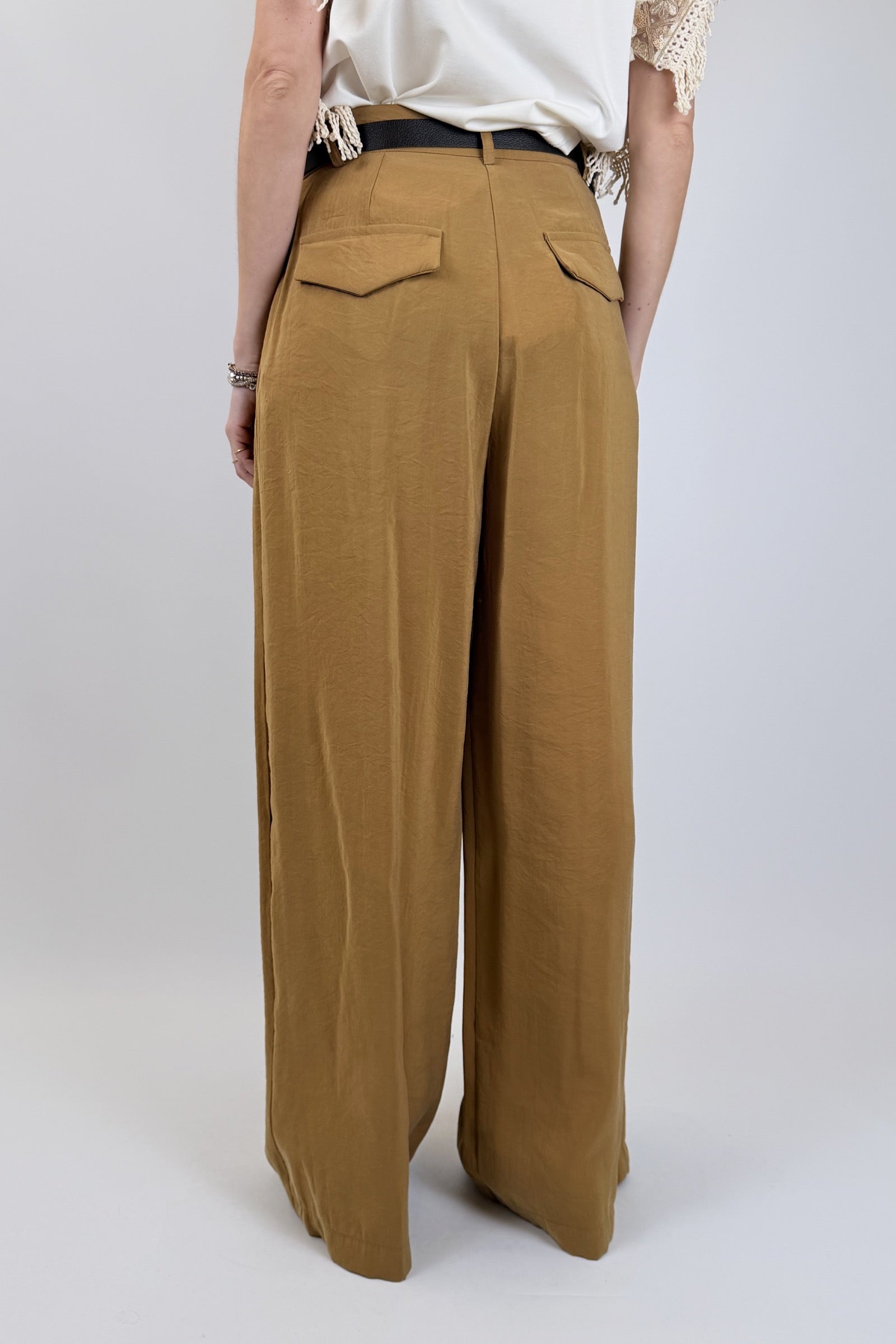 Pantalone ampio con pinces