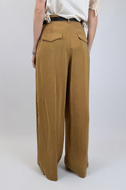 Pantalone ampio con pinces