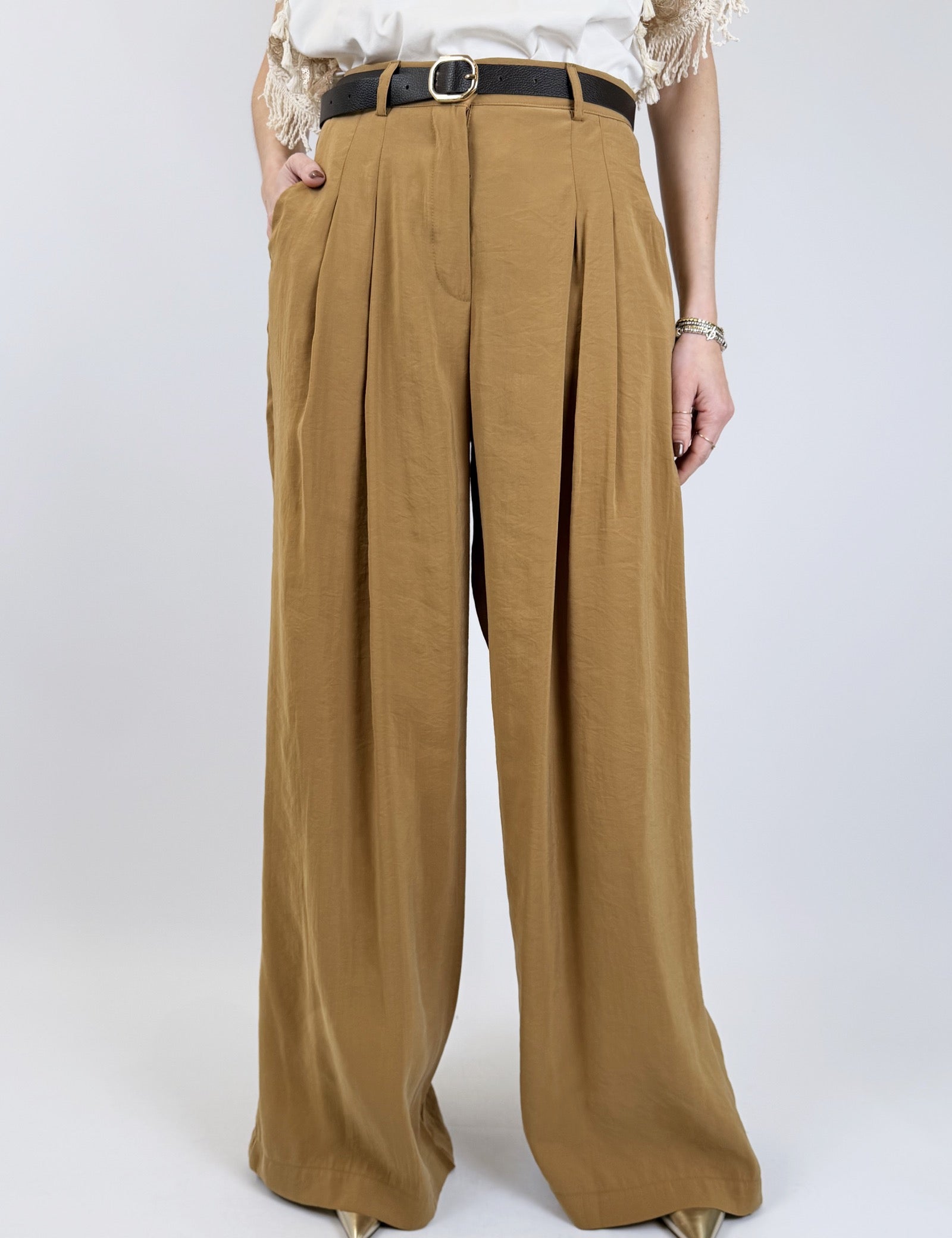 Pantalone ampio con pinces