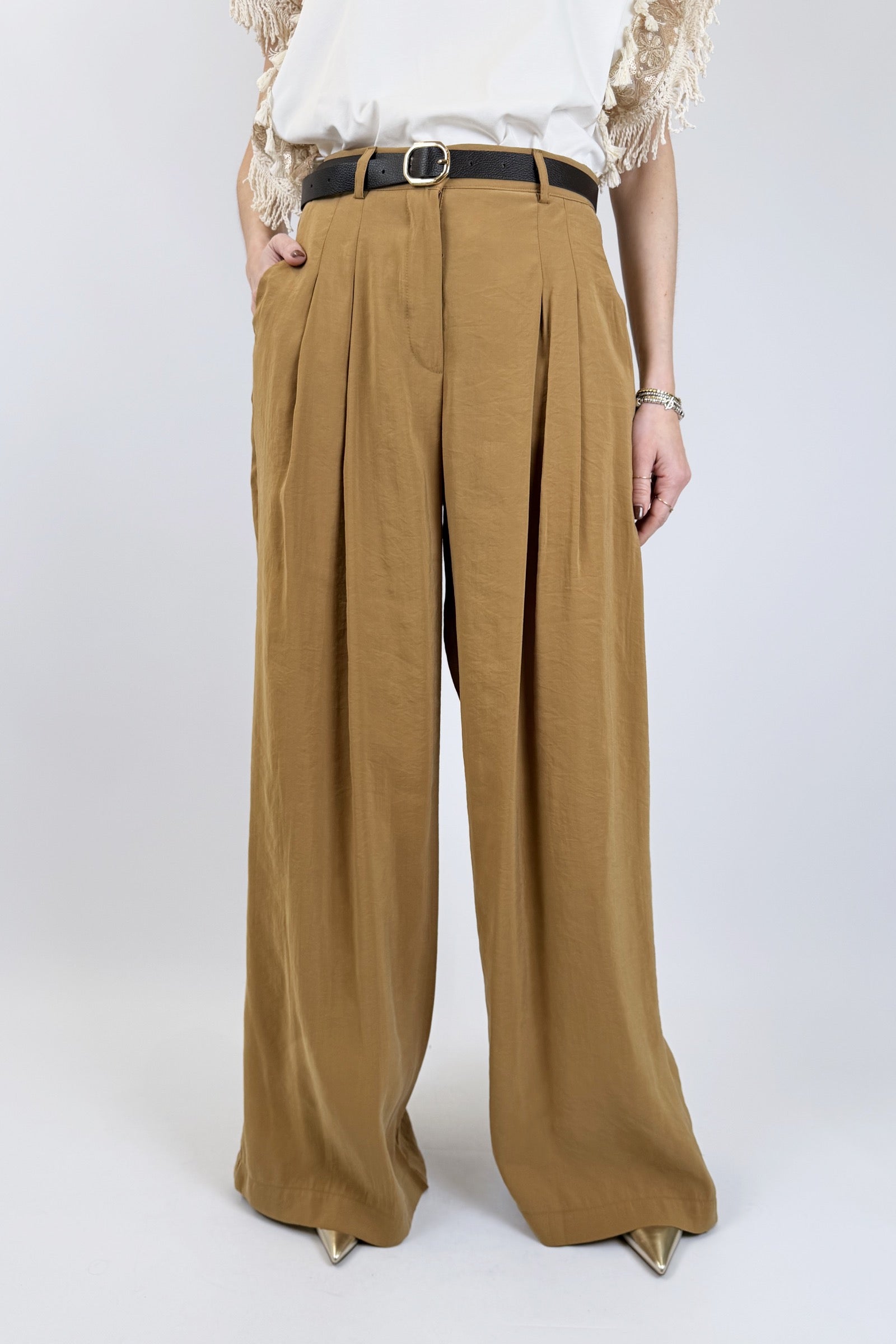 Pantalone ampio con pinces
