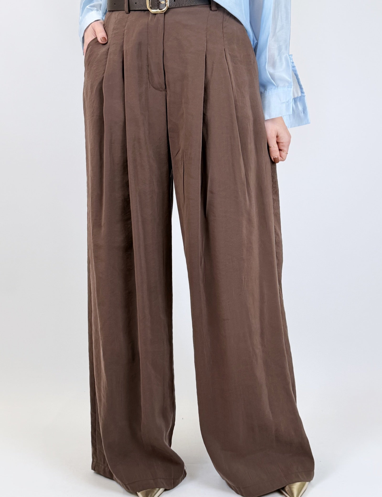 Pantalone ampio con pinces