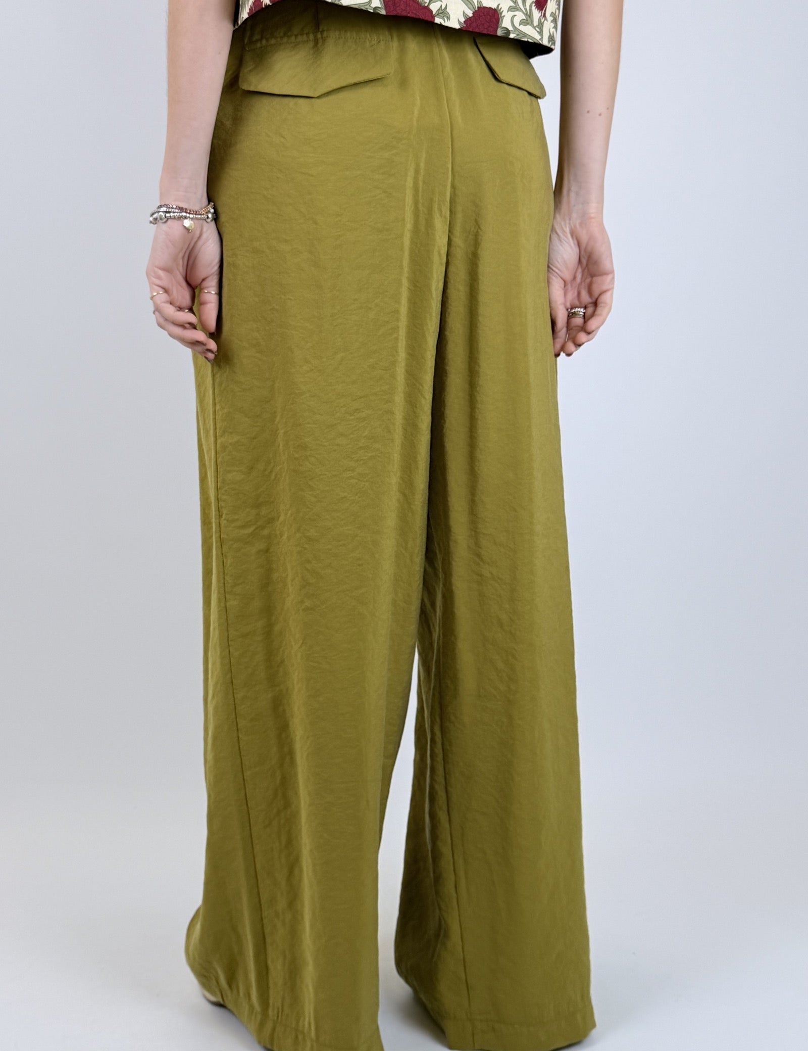 vicolo-pantalone-pinces-verde-dietro.jpg