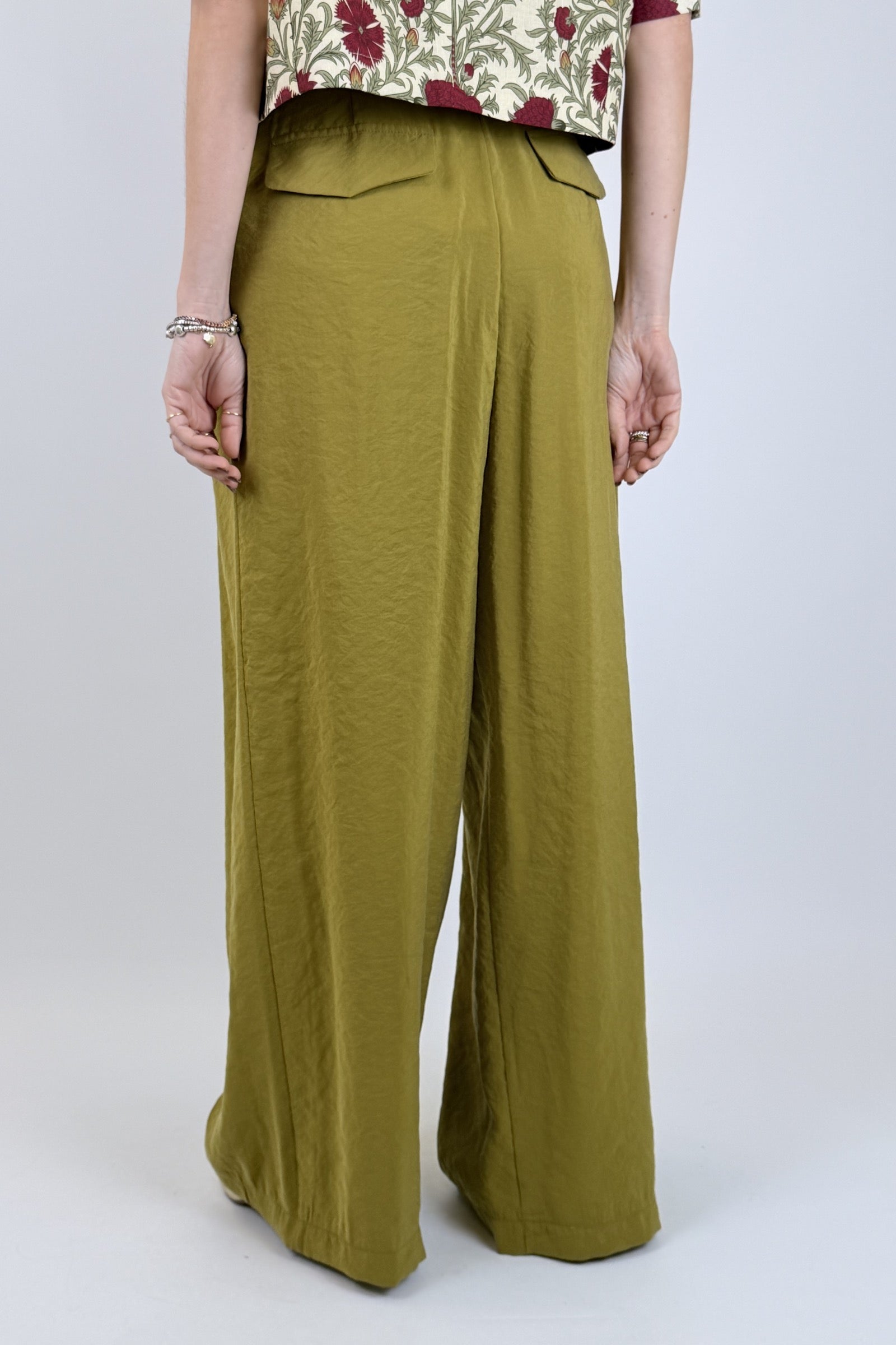 Pantalone ampio con pinces