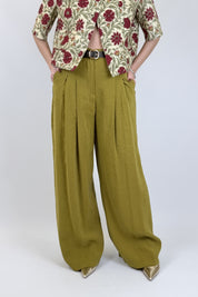 Pantalone ampio con pinces
