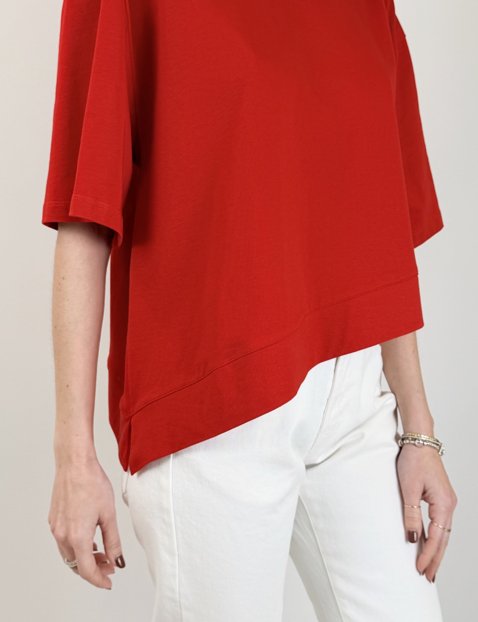 vicolo-t-shirt-asimmetrica-rosso-dettaglio.jpg